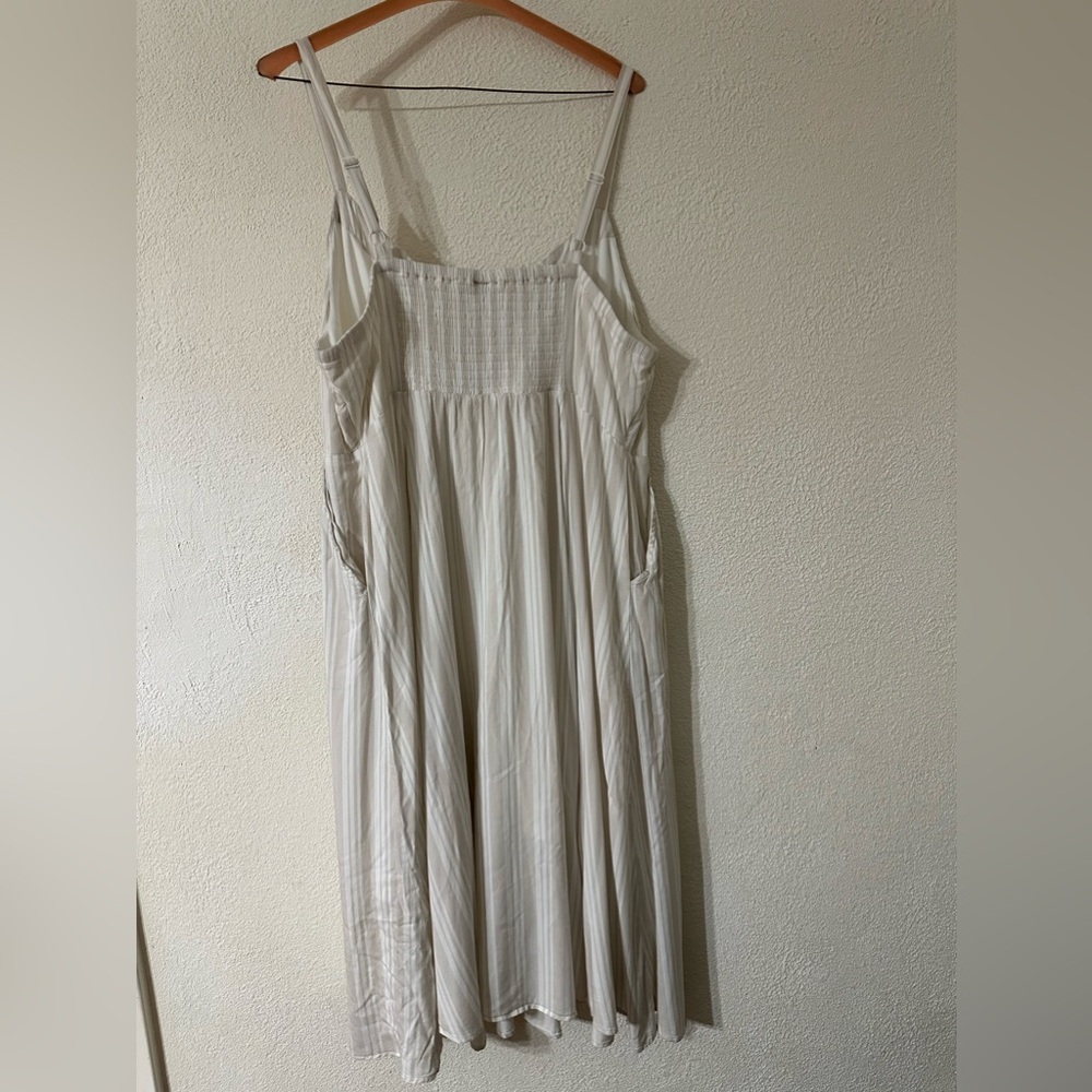 Torrid Dress Sleeveless Beige/White Challis Asymmetrical Button Front Size 2 - Picture 3 of 7